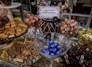 Πέραμα: Μπούκαραν με κουκούλες σε ζαχαροπλαστείο, τους έδεσαν με καλώδια και πήραν χρυσές λίρες