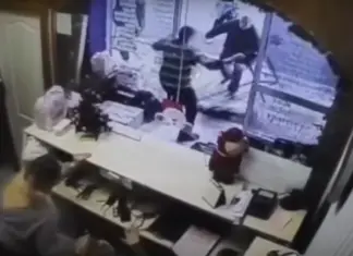 Σοκ στον Πειραιά: Τον μαχαίρωσε 6 φορές μέσα σε μαγαζί